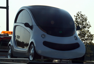 Illustration for article titled Peapod Electric Car Makes Us Smile Even While It May Eat People